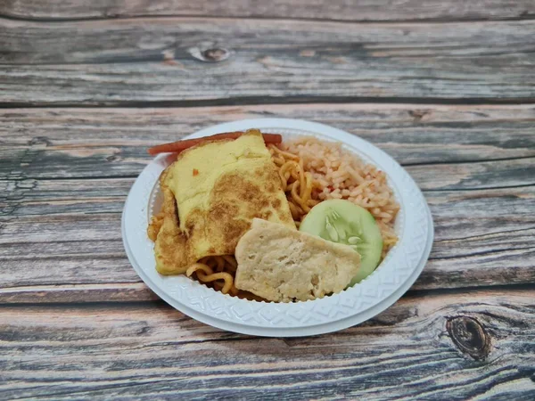 揚げ麺 目玉焼き ソーセージスライス キュウリスライスで炒飯 — ストック写真