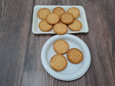 Un ve bisküvi denen diğer malzemelerden yapılmış daire şeklinde kurabiyeler.