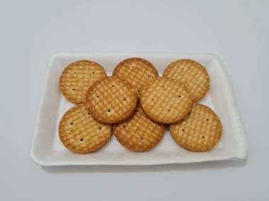 Un ve bisküvi denen diğer malzemelerden yapılmış daire şeklinde kurabiyeler.