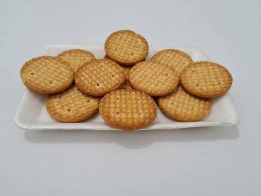 Un ve bisküvi denen diğer malzemelerden yapılmış daire şeklinde kurabiyeler.