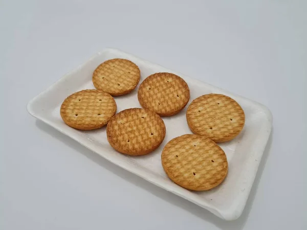 小麦粉とビスケットと呼ばれる他の成分で作られた円の形をしたクッキー — ストック写真