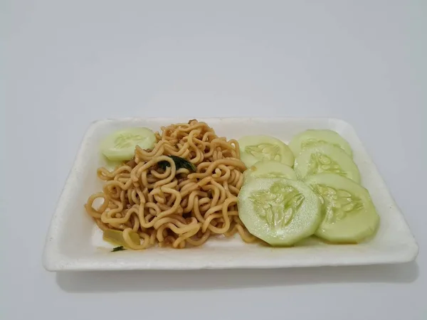 Fideos Fritos Recipiente Blanco Con Rodajas Pepino — Foto de Stock