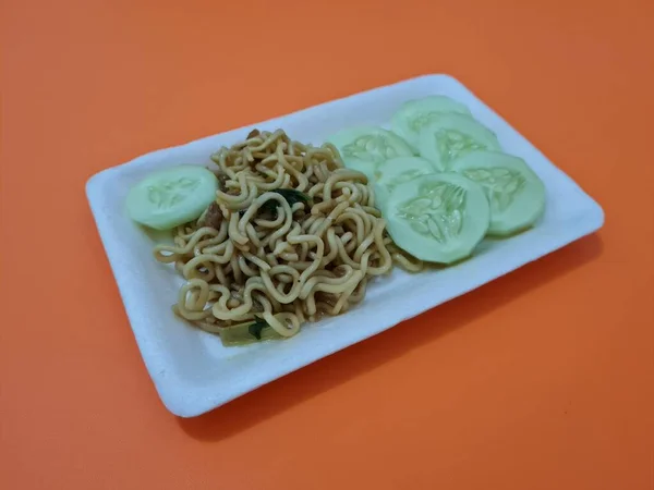 Fideos Fritos Recipiente Blanco Con Rodajas Pepino —  Fotos de Stock