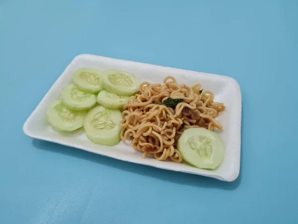 Mie Goreng Dalam Wadah Putih Dengan Irisan Mentimun — Stok Foto