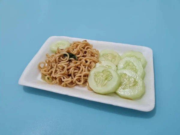 キュウリのスライスと白い容器に揚げ麺 — ストック写真