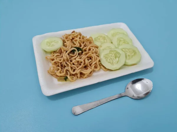 Mie Goreng Dalam Wadah Putih Dengan Irisan Mentimun — Stok Foto