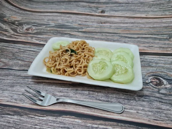 キュウリのスライスと白い容器に揚げ麺 — ストック写真