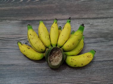 Olgun sarı süt muzları vücudumuzun tüketmesi için iyidir.