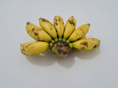 Olgun sarı süt muzları vücudumuzun tüketmesi için iyidir.