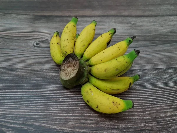 熟した黄色のミルクバナナは私たちの体が消費するのに適しています — ストック写真