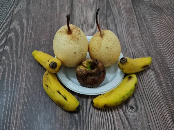 Frutas Compostas Por Bananas Amarelas Mangostão Peras Ainda Frescas Doces — Fotografia de Stock