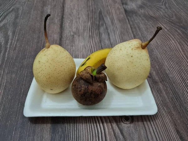 Frutas Compostas Por Bananas Amarelas Mangostão Peras Ainda Frescas Doces — Fotografia de Stock