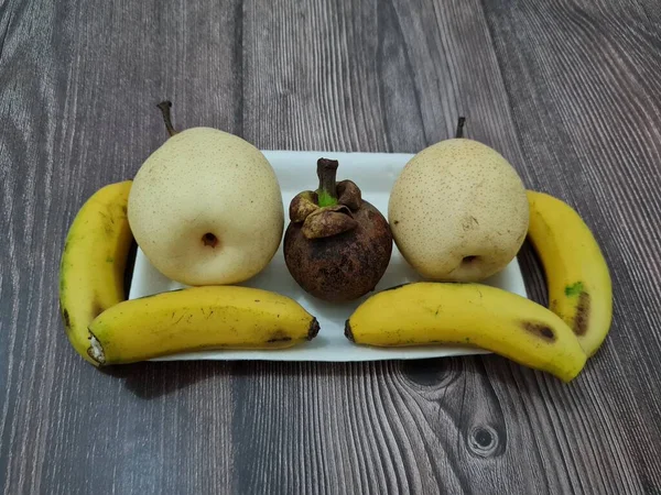 Frutas Compostas Por Bananas Amarelas Mangostão Peras Ainda Frescas Doces — Fotografia de Stock