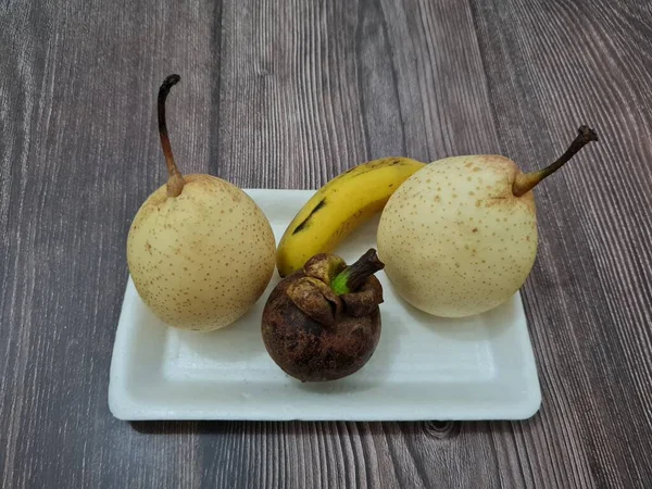Frutas Compostas Por Bananas Amarelas Mangostão Peras Ainda Frescas Doces — Fotografia de Stock