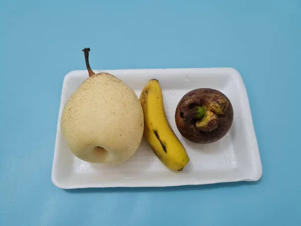 Плоди Складаються Жовтих Бананів Манго Груш Які Свіжі Солодкі — стокове фото