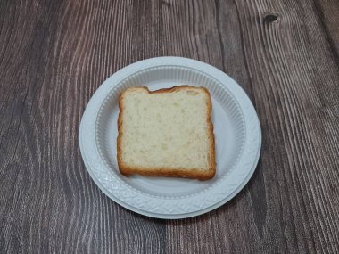 Un ve diğer malzemelerden yapılmış ekmek.