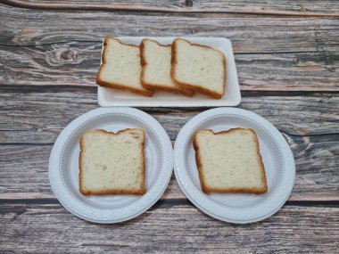 Un ve diğer malzemelerden yapılmış ekmek.