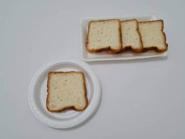 Un ve diğer malzemelerden yapılmış ekmek.