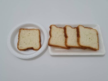 Un ve diğer malzemelerden yapılmış ekmek.