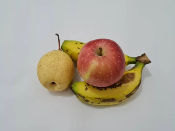 Frutas Frescas Compostas Por Maçãs Vermelhas Bananas Amarelas Peras — Fotografia de Stock