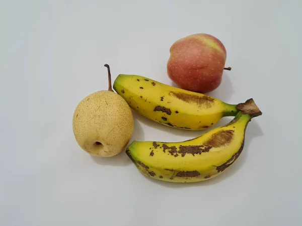 Frutas Frescas Compostas Por Maçãs Vermelhas Bananas Amarelas Peras — Fotografia de Stock