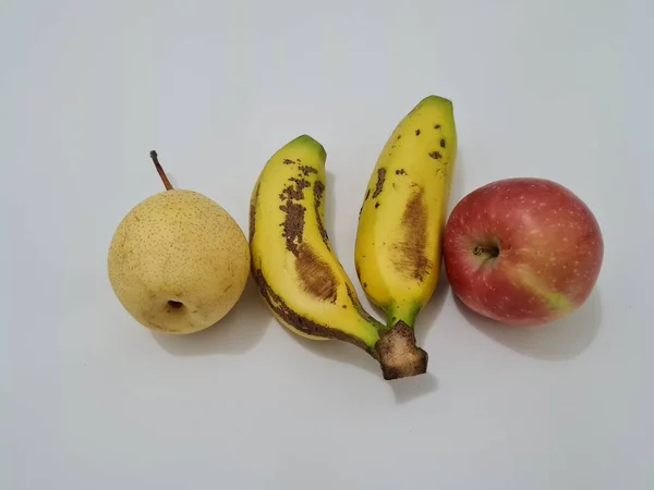 Frisches Obst Aus Roten Äpfeln Gelben Bananen Und Birnen — Stockfoto