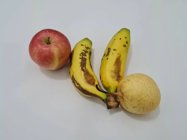 赤いリンゴ 黄色のバナナ 梨で構成される新鮮な果物 — ストック写真