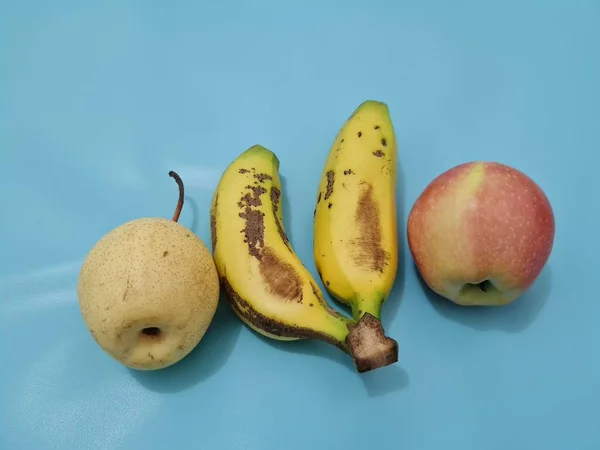 Čerstvé Ovoce Skládající Červených Jablek Žlutých Banánů Hrušek — Stock fotografie