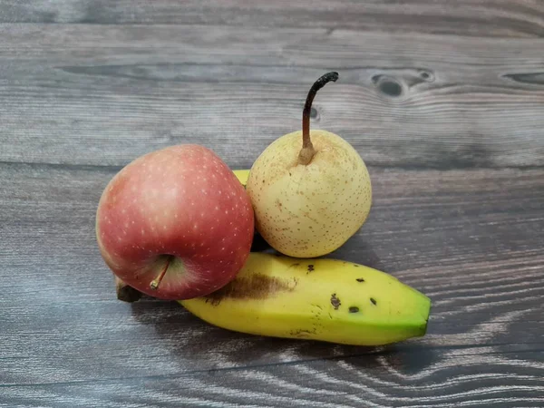 Färsk Frukt Bestående Röda Äpplen Gula Bananer Och Päron — Stockfoto