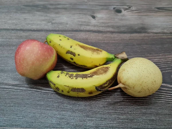 Świeże Owoce Składające Się Czerwonych Jabłek Żółtych Bananów Gruszek — Zdjęcie stockowe