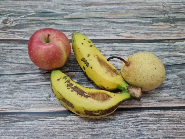 Fruta Fresca Compuesta Manzanas Rojas Plátanos Amarillos Peras — Foto de Stock