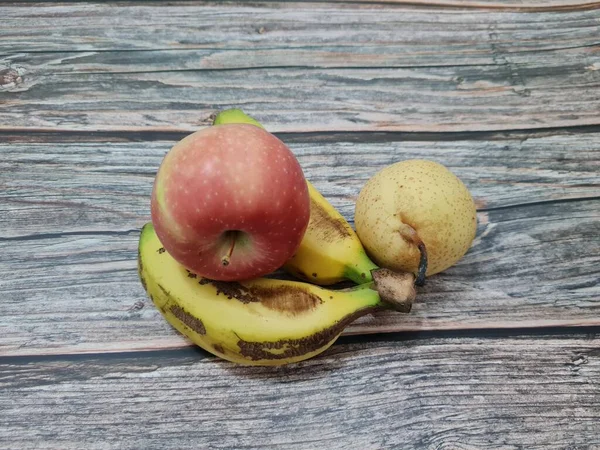 Kırmızı Elmalar Sarı Muzlar Armutlardan Oluşan Taze Meyve — Stok fotoğraf