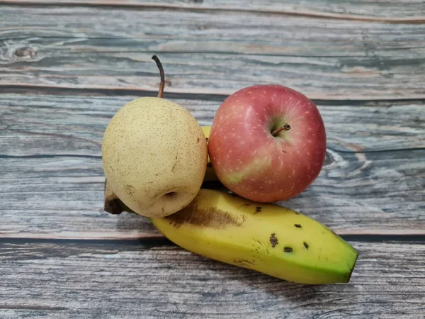 Färsk Frukt Bestående Röda Äpplen Gula Bananer Och Päron — Stockfoto