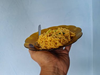 Çikolata tabağında hardallı erişte.