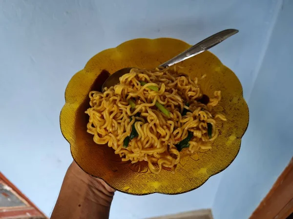 Macarrão Frito Com Verdes Mostarda Uma Chapa Chocolate — Fotografia de Stock