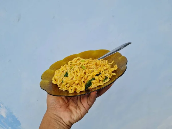 Macarrão Frito Com Verdes Mostarda Uma Chapa Chocolate — Fotografia de Stock