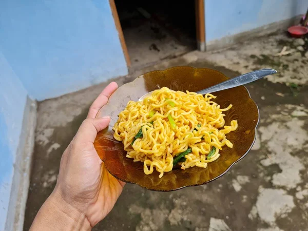 Mie Goreng Dengan Mustard Hijau Atas Piring Cokelat — Stok Foto