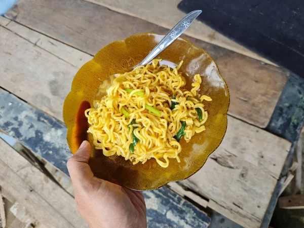 Macarrão Frito Com Verdes Mostarda Uma Chapa Chocolate — Fotografia de Stock