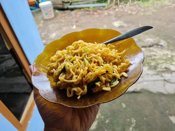 Macarrão Frito Com Verdes Mostarda Uma Chapa Chocolate — Fotografia de Stock