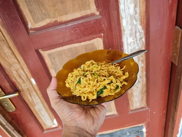 Macarrão Frito Com Verdes Mostarda Uma Chapa Chocolate — Fotografia de Stock