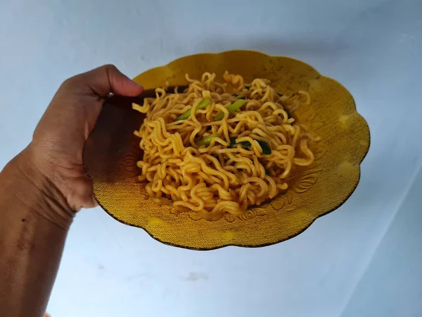 Mie Goreng Dengan Mustard Hijau Atas Piring Cokelat — Stok Foto