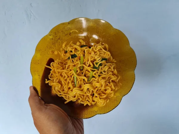 Mie Goreng Dengan Mustard Hijau Atas Piring Cokelat — Stok Foto