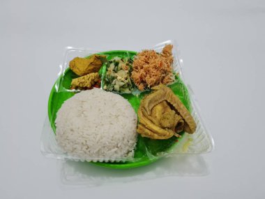 Tofulu beyaz pirinç, tempeh, tavuk ve taze sebze, rendelenmiş hindistan cevizi.