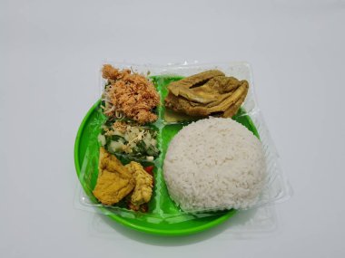 Tofulu beyaz pirinç, tempeh, tavuk ve taze sebze, rendelenmiş hindistan cevizi.