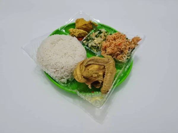 Beras Putih Dengan Tahu Tempe Ayam Dan Sayuran Segar Kelapa — Stok Foto