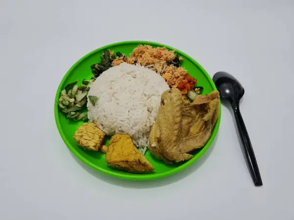 白饭配豆腐 鸡肉和新鲜蔬菜 烤辣椰子 — 图库照片