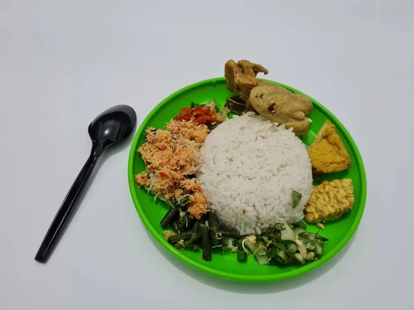 豆腐と白ご飯 テンペ 鶏と新鮮な野菜 すりおろしたスパイシーなココナッツ — ストック写真