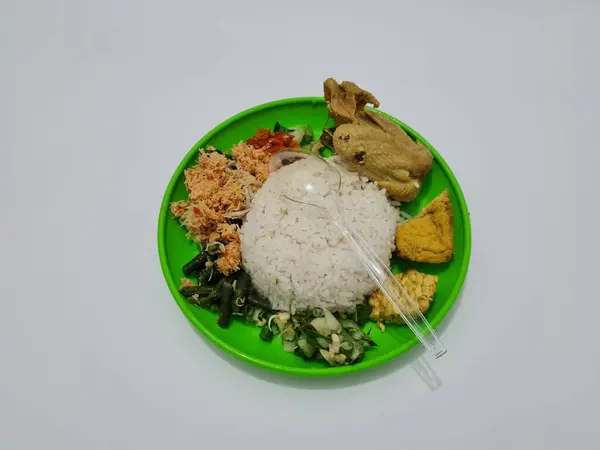 Beras Putih Dengan Tahu Tempe Ayam Dan Sayuran Segar Kelapa — Stok Foto