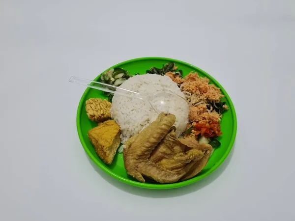 Beras Putih Dengan Tahu Tempe Ayam Dan Sayuran Segar Kelapa — Stok Foto