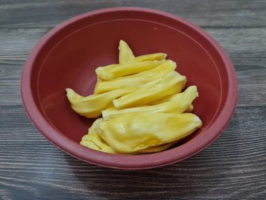 Kavanozda olgun sarı meyveler.